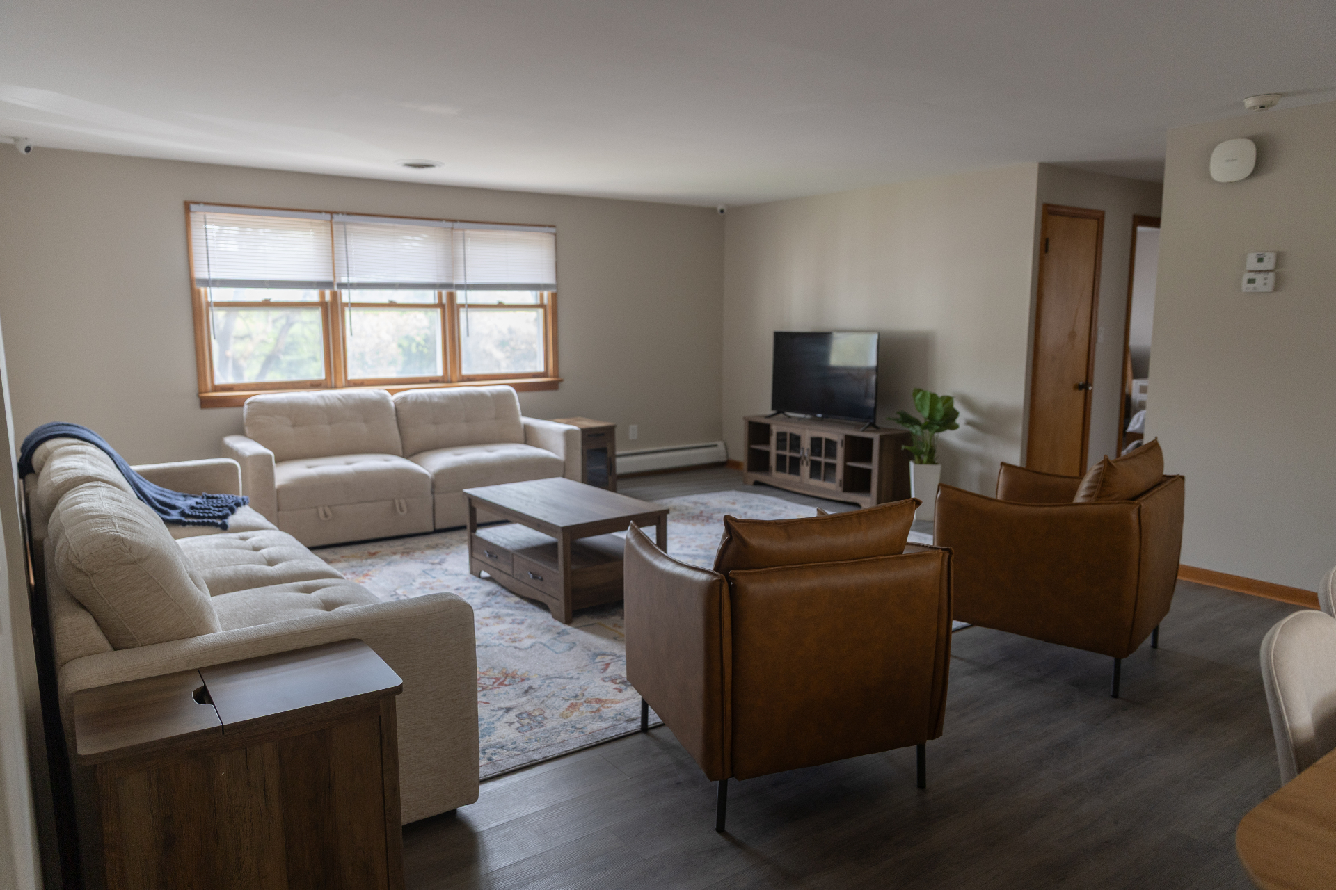 Shared lounge with light sofas and leather armchairs